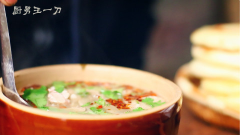 天冷了,喝上一碗羊肉汤,再来两个烧饼